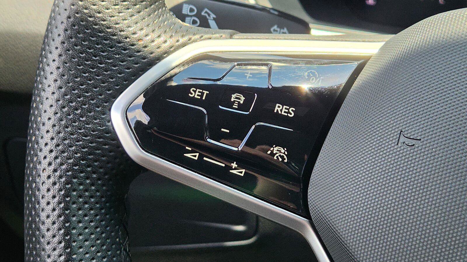 Certified 2024 Volkswagen Tiguan SE R-Line FWD image 25