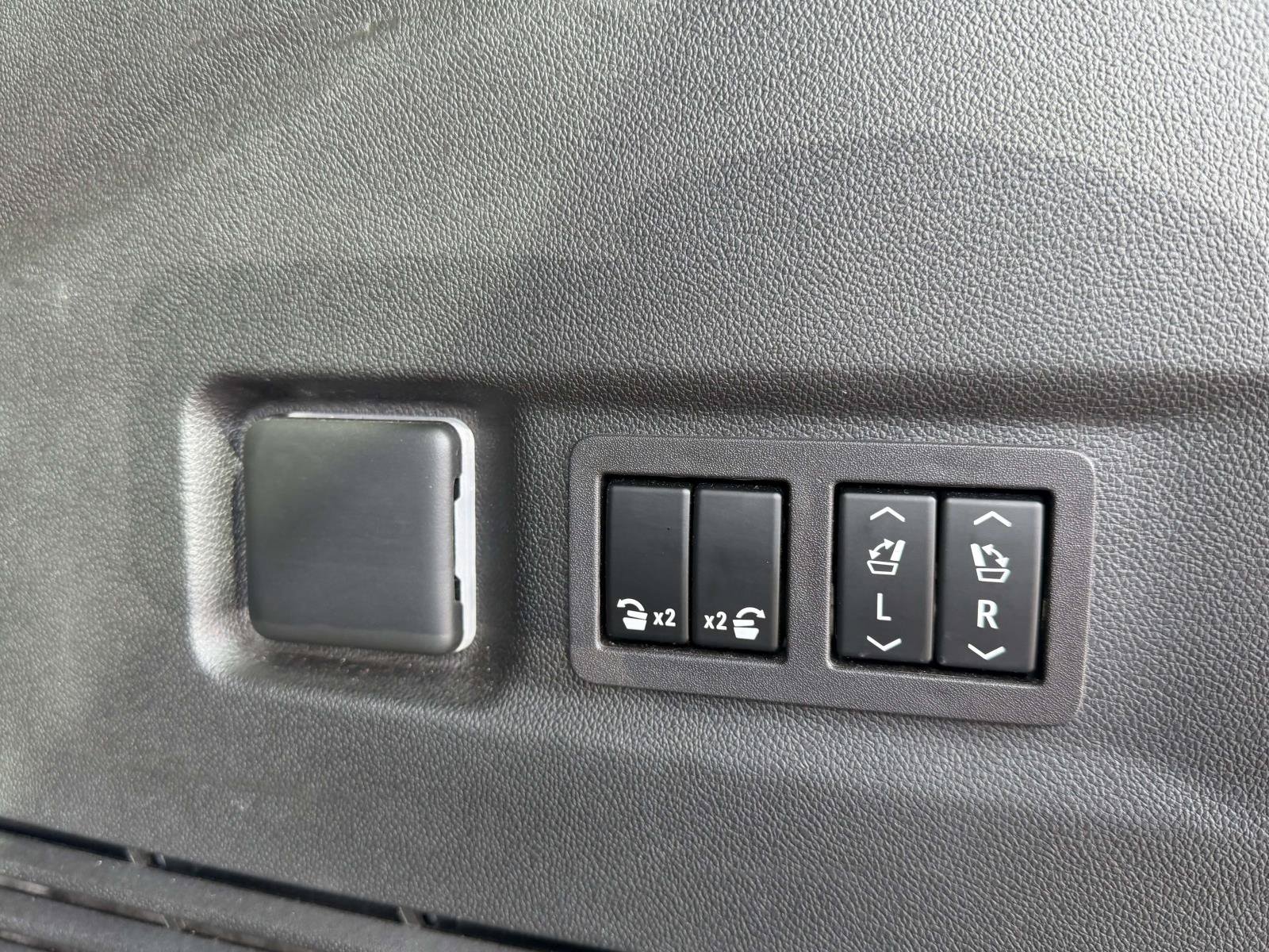 Certified 2024 Chevrolet Suburban High Country AWD/4WD image 7