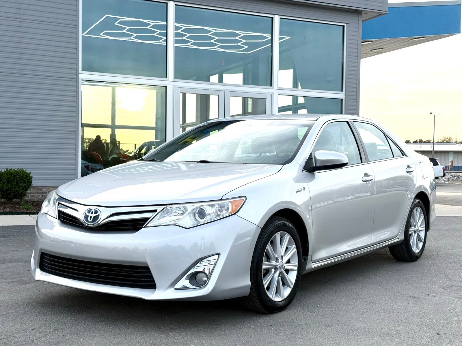 Used 2013 Toyota Camry XLE w/ Convenience Pkg image 2