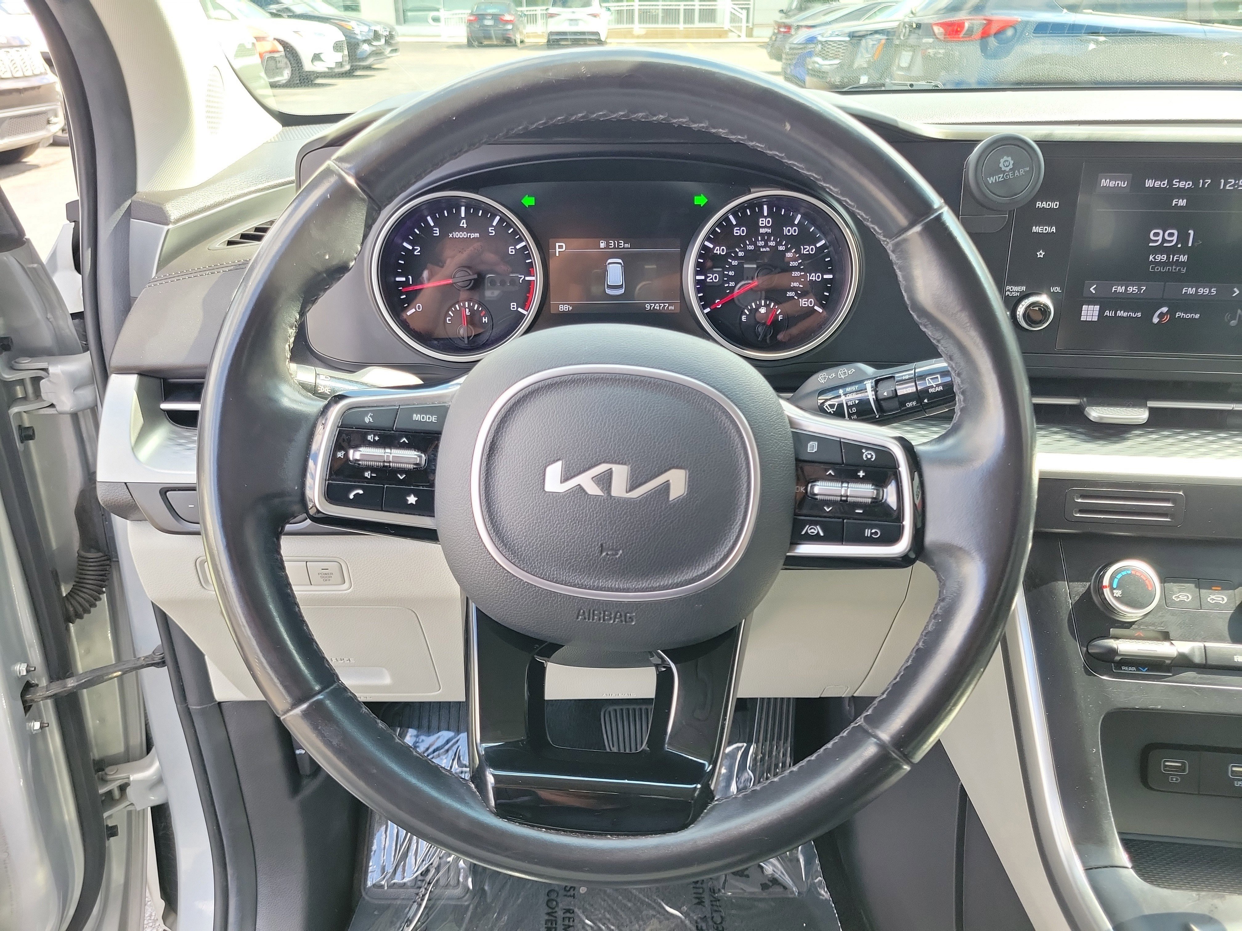 Used 2022 Kia Carnival LX image 21