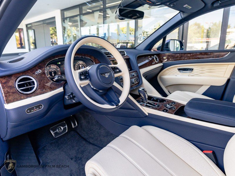 Used 2026 Bentley Bentayga Extended Wheelbase AWD/4WD image 32