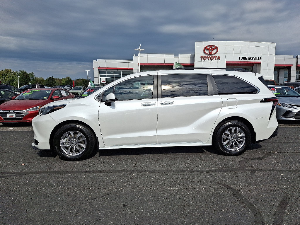 Used 2026 Toyota Sienna XLE FWD image 7