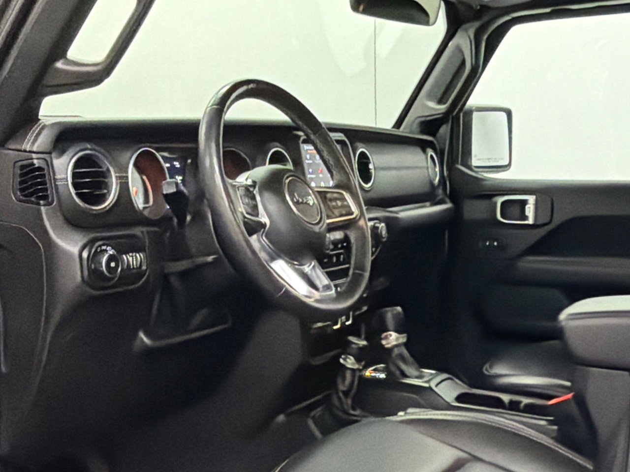 Used 2019 Jeep Wrangler Unlimited Sahara w/ Uconnect 4C Nav & Sound Group image 14