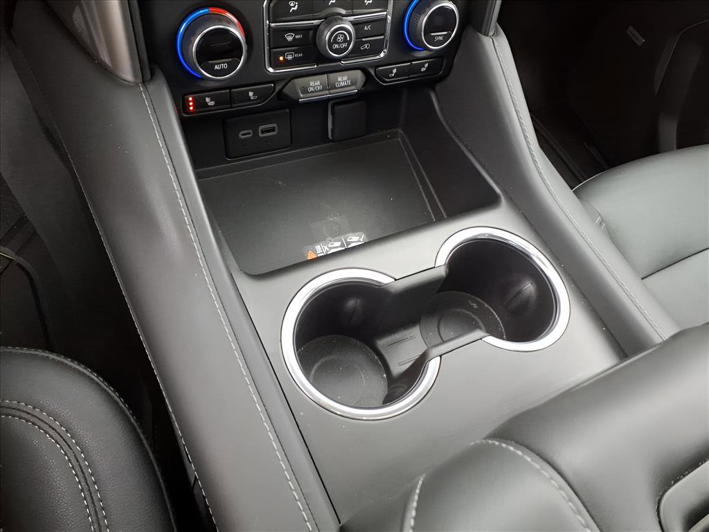 Used 2023 Chevrolet Suburban Z71 w/ Luxury Package image 17