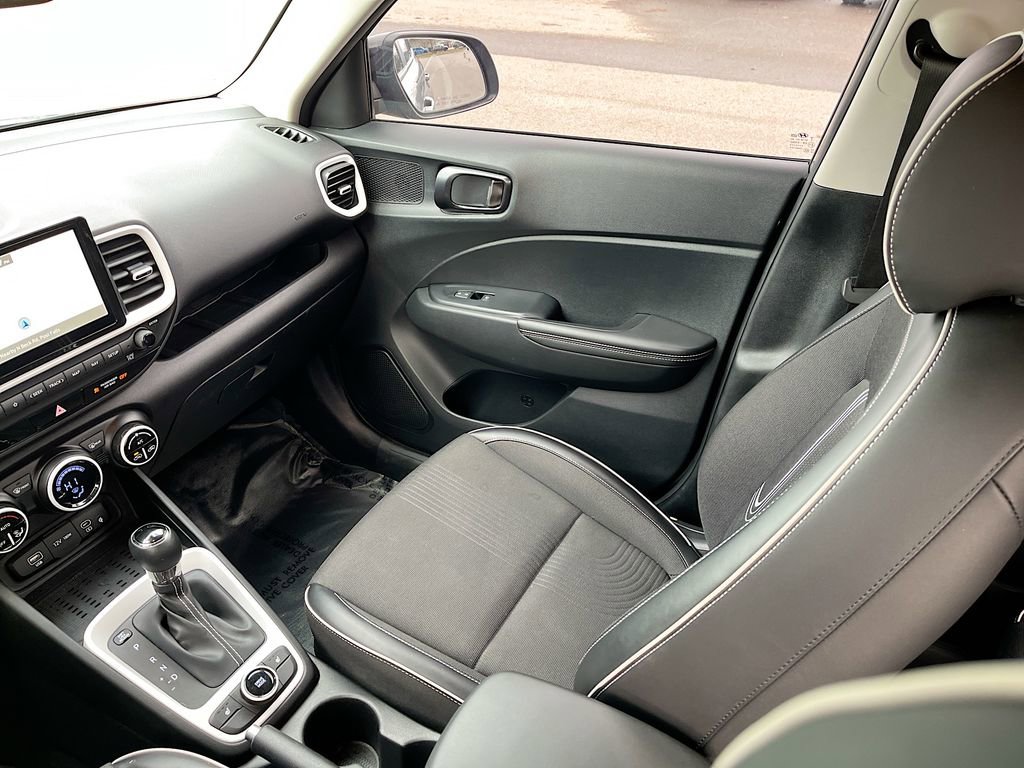 Used 2023 Hyundai Venue Limited image 22