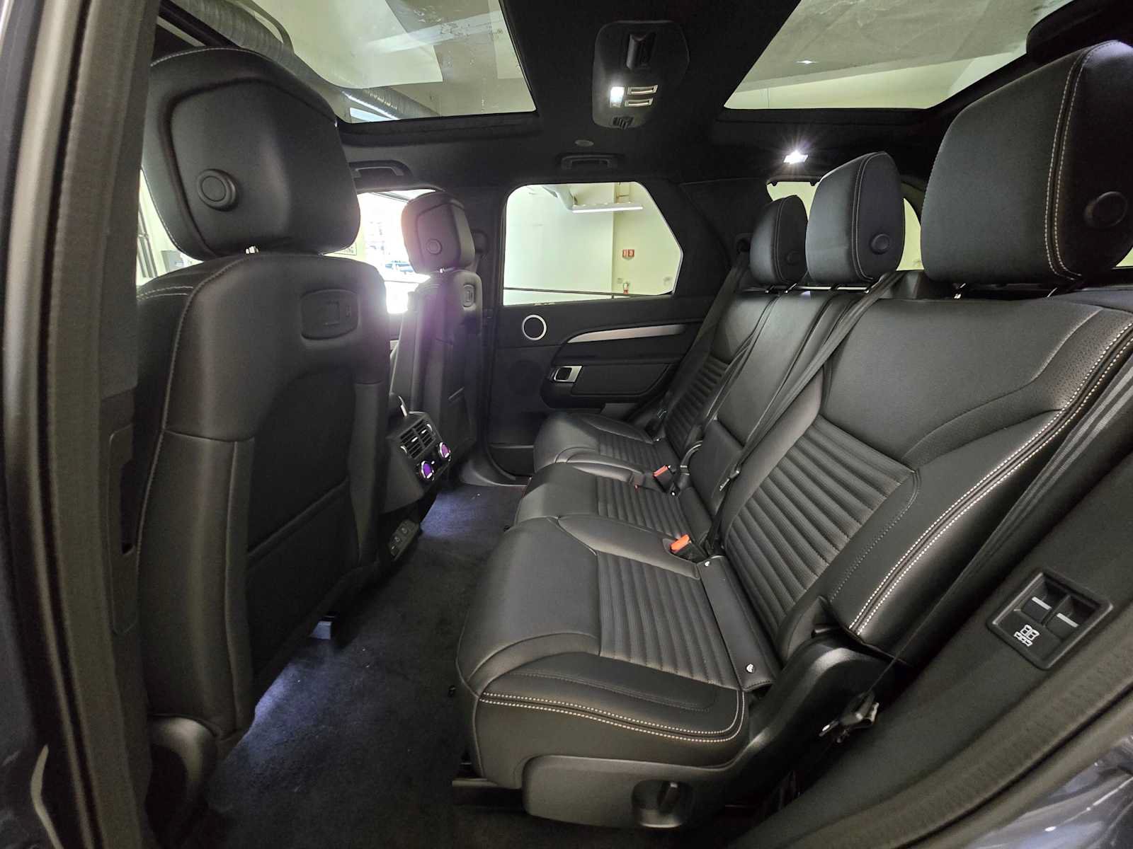 New 2026 Land Rover Discovery Limited Edition AWD/4WD image 17