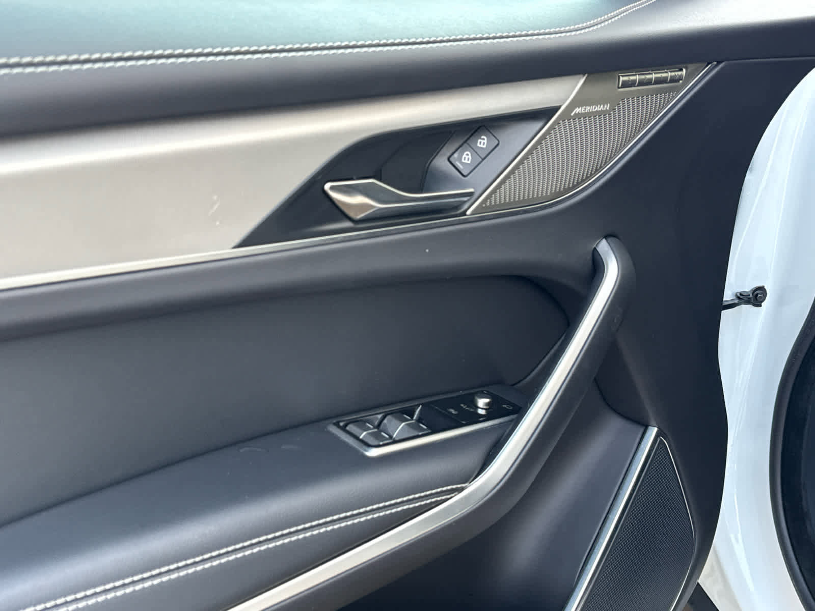 Certified 2025 Jaguar F-PACE R-Dynamic S image 14