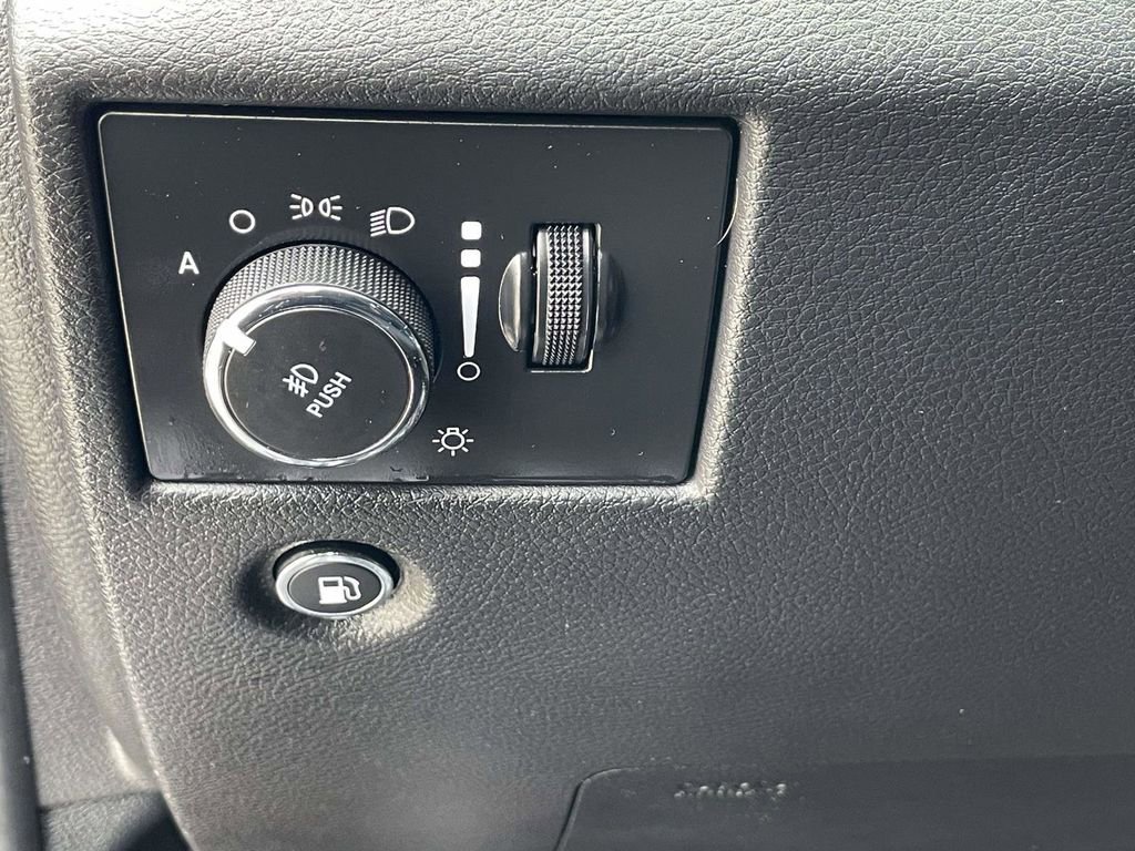 Used 2020 Jeep Grand Cherokee Laredo AWD/4WD image 28