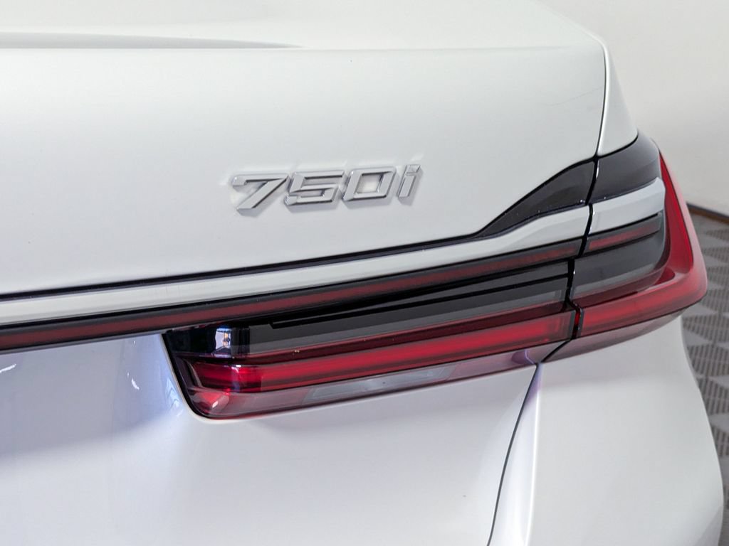Used 2022 BMW 750i xDrive w/ M Sport Package AWD/4WD image 14