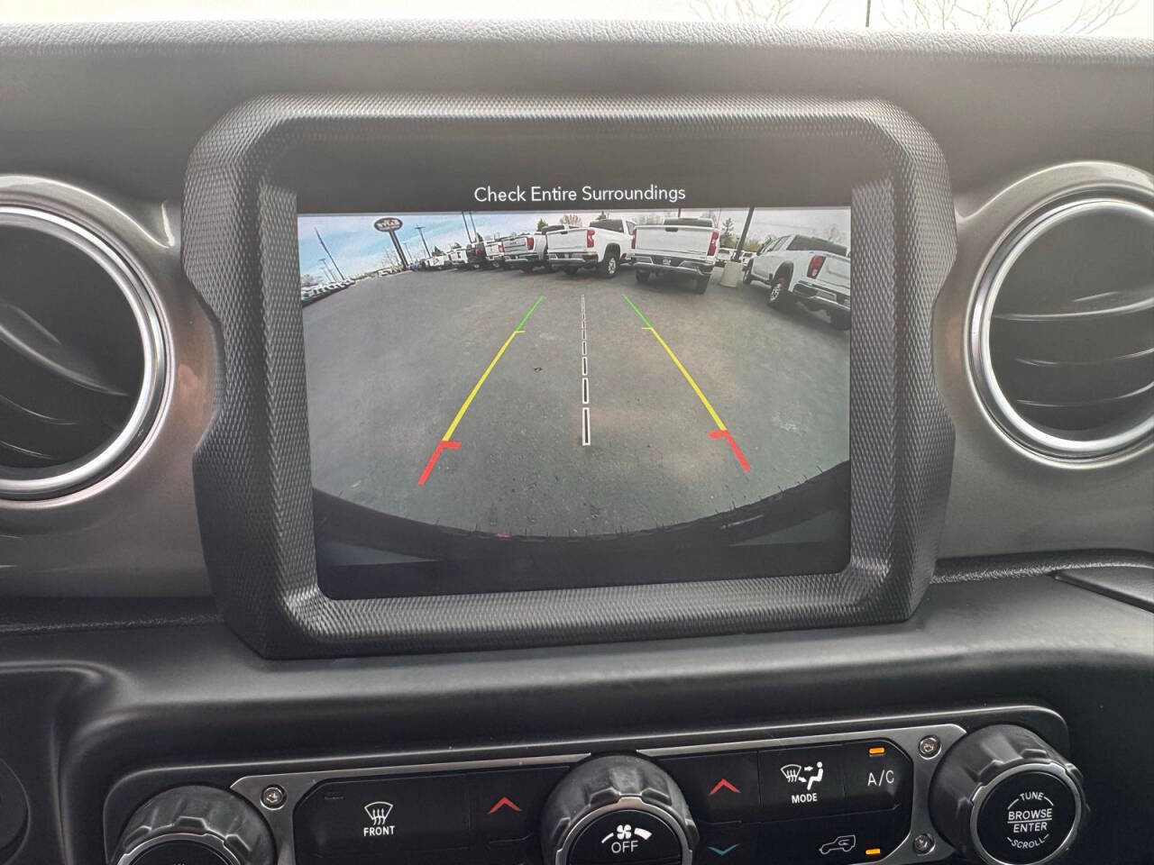 Used 2018 Jeep Wrangler Unlimited Sahara w/ Uconnect 4C Nav & Sound Group image 23