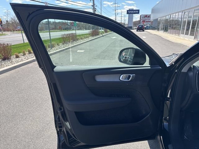 Certified 2025 Volvo XC40 B5 Plus AWD/4WD image 19