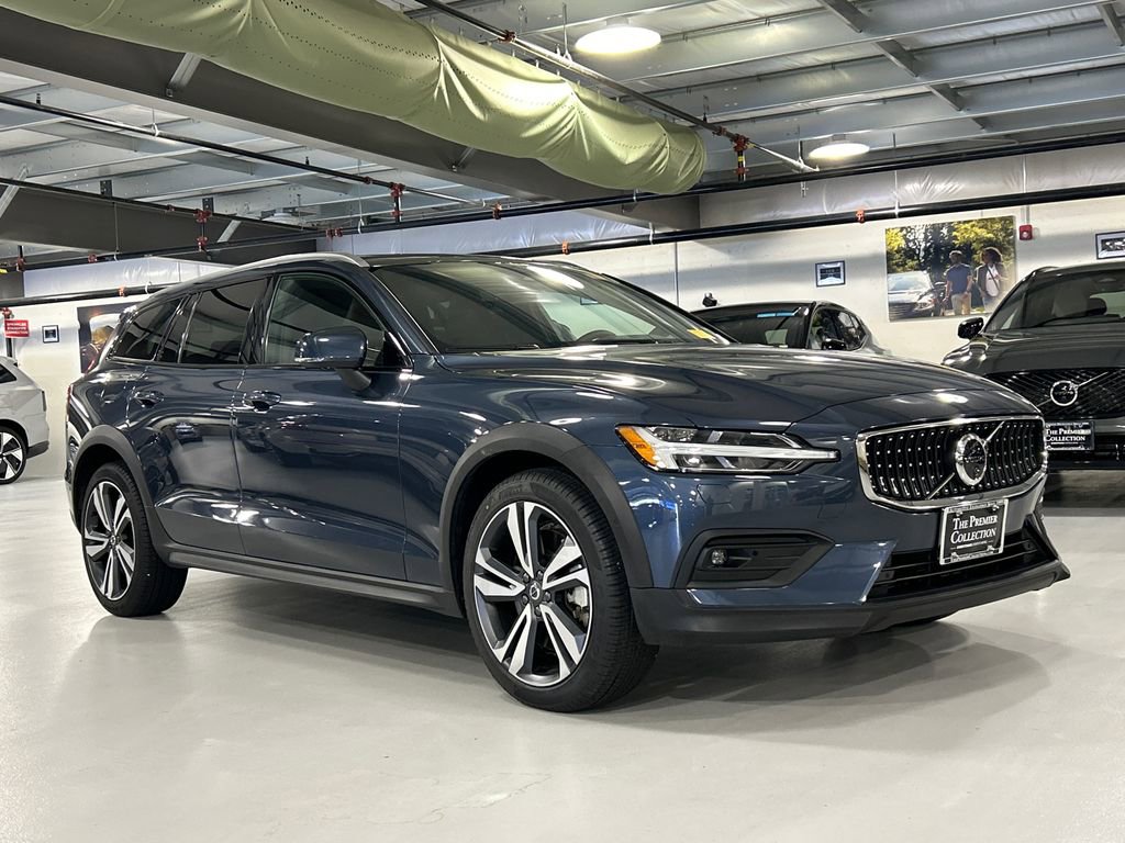 Certified 2025 Volvo V60 B5 Cross Country Plus AWD/4WD image 1