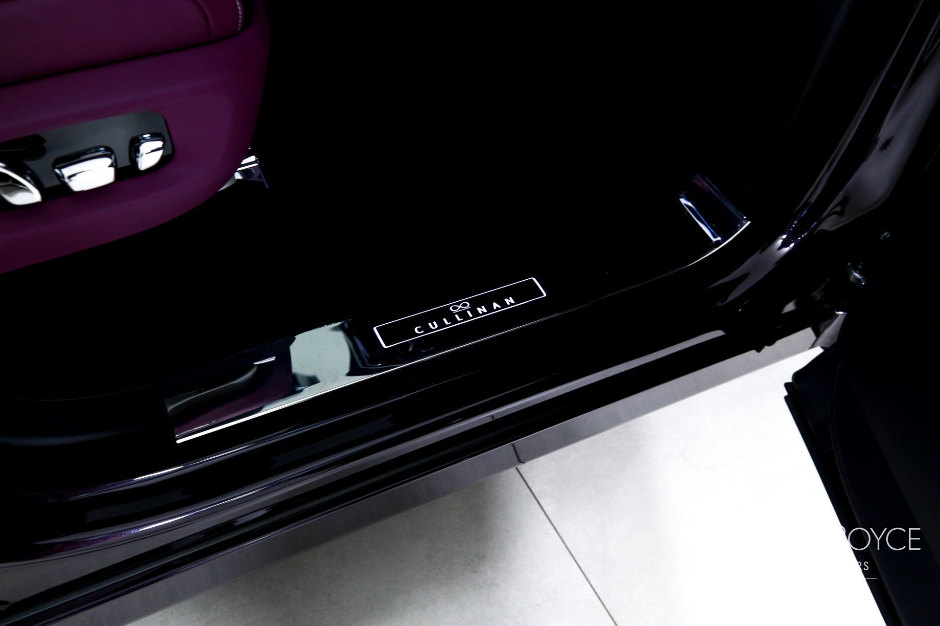 Certified 2025 Rolls-Royce Cullinan Black Badge AWD/4WD image 29