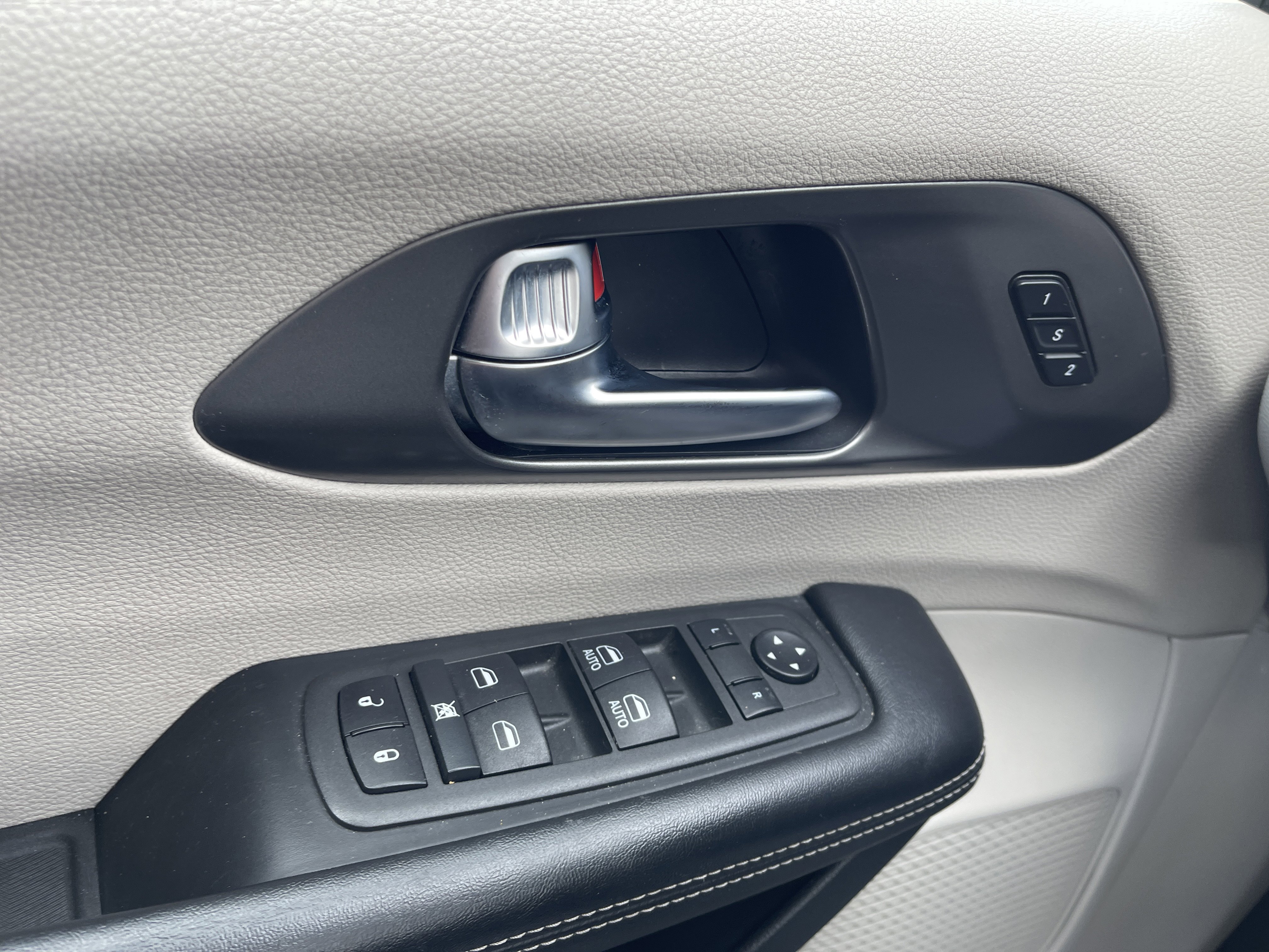 Used 2022 Chrysler Pacifica Touring-L image 21