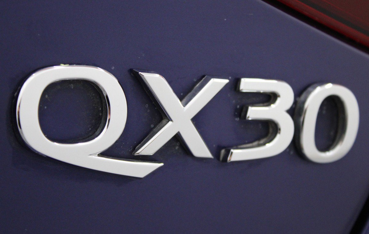 Used 2017 INFINITI QX30 Premium FWD image 32