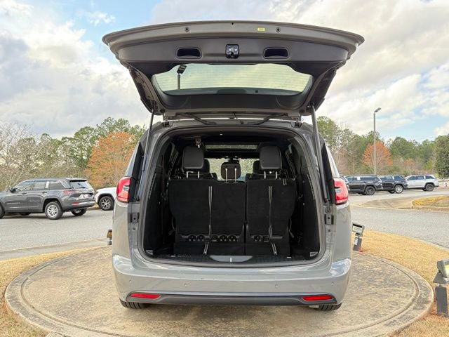 Used 2025 Chrysler Pacifica Limited image 33