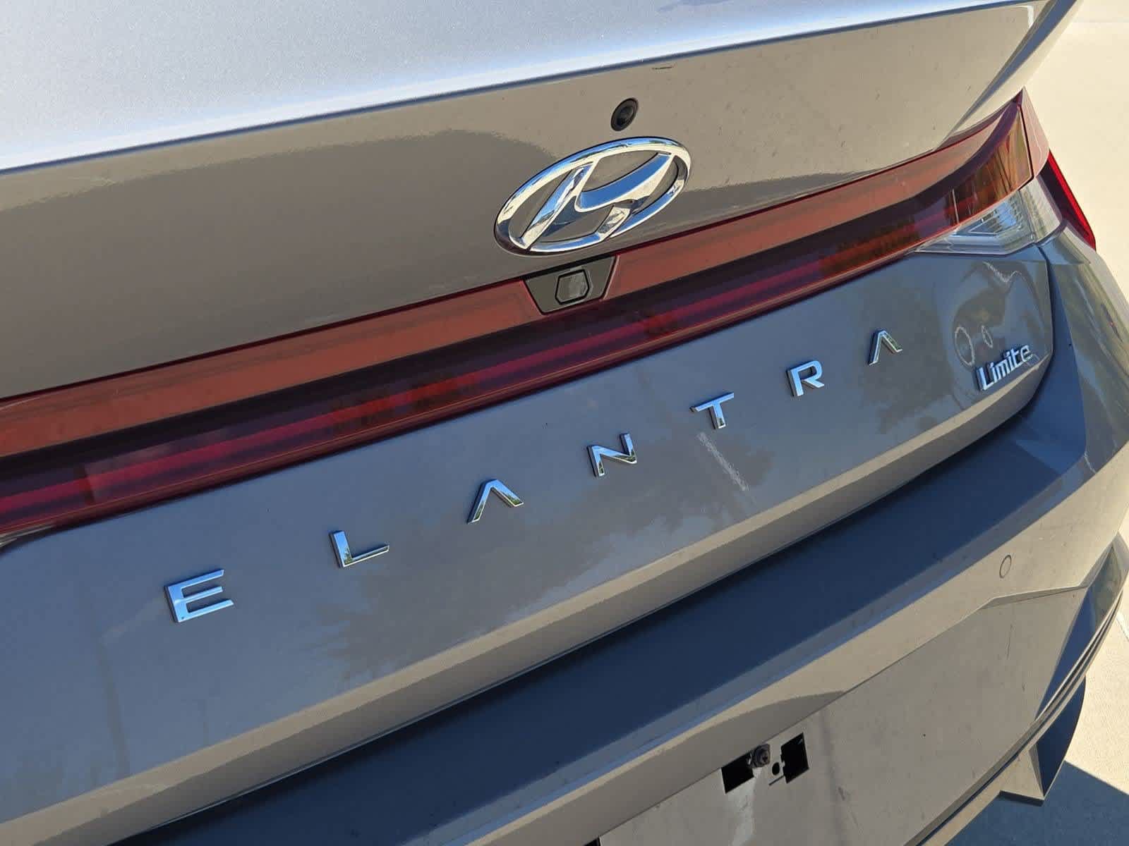 Used 2023 Hyundai Elantra Limited FWD image 11