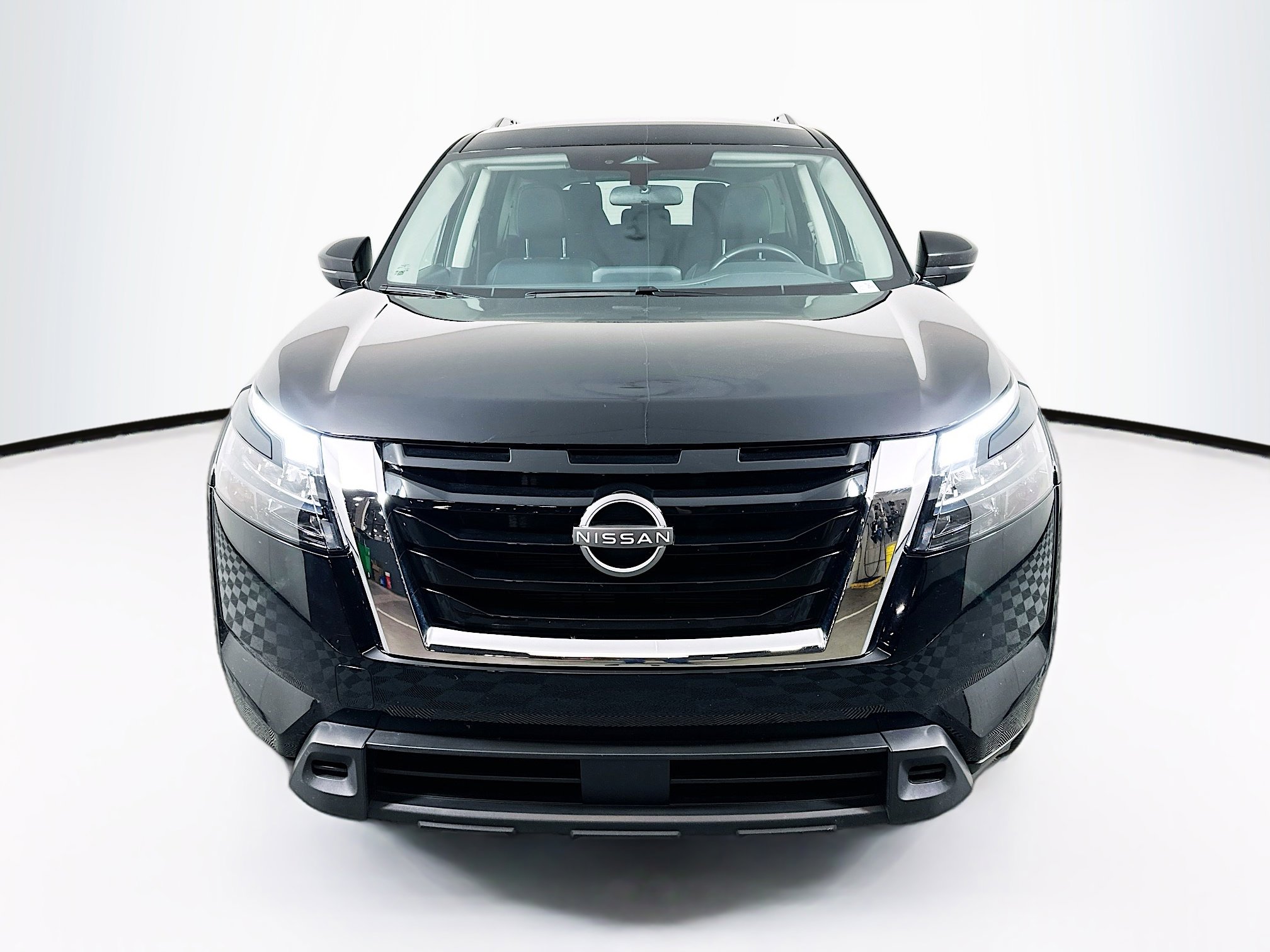 Used 2025 Nissan Pathfinder SV image 2