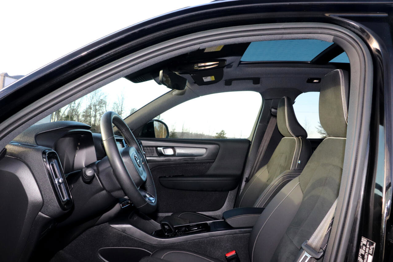 Used 2022 Volvo XC40 P8 Recharge Plus image 14