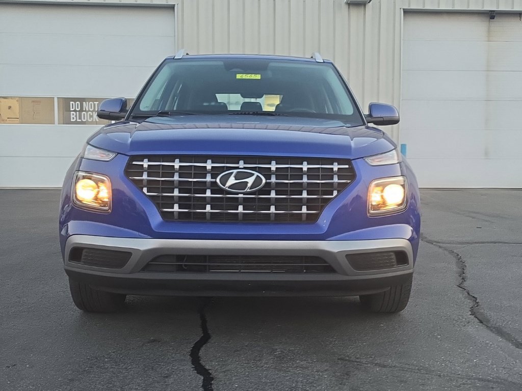 Used 2025 Hyundai Venue SEL FWD image 2