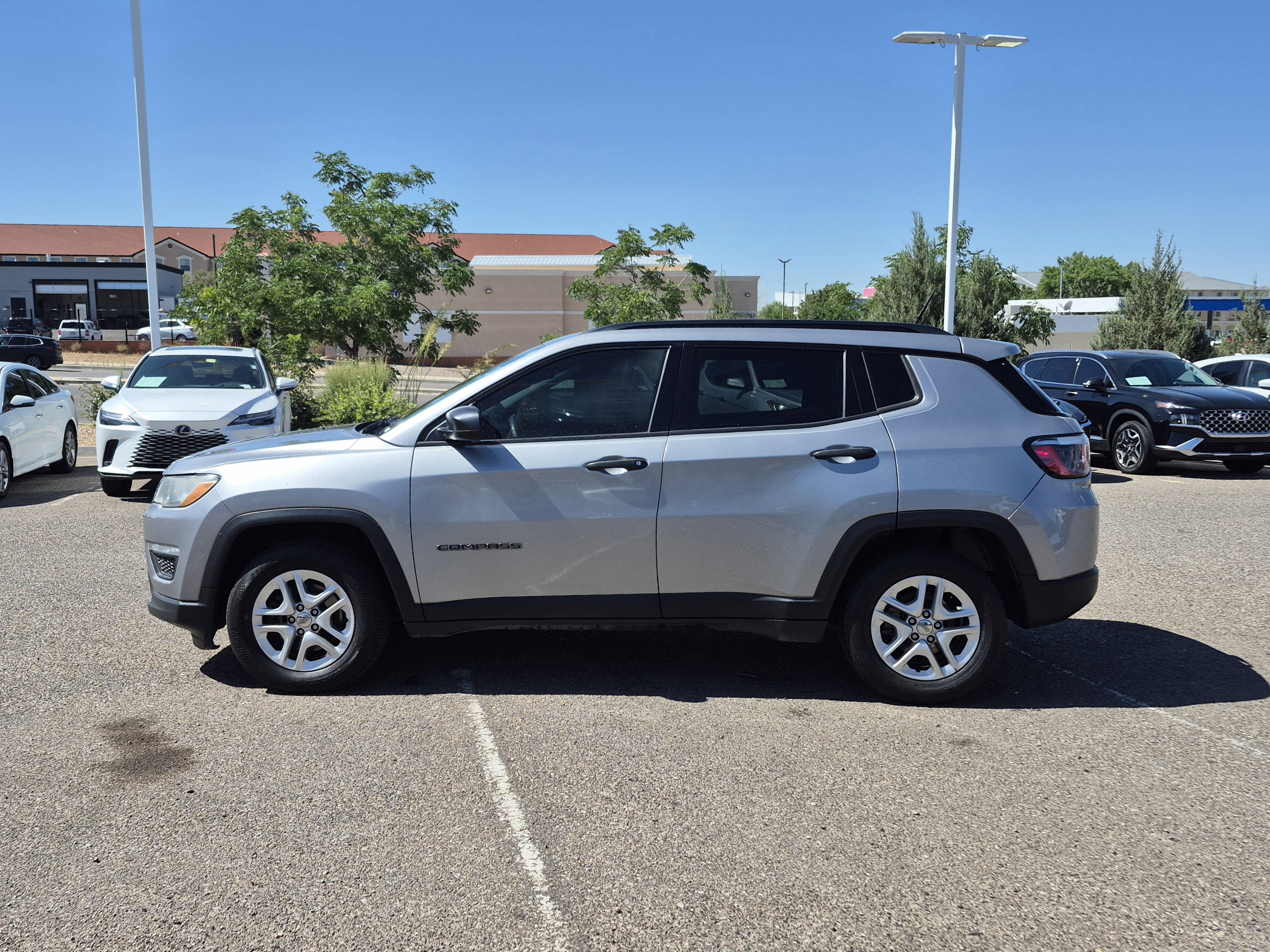 Used 2018 Jeep Compass Sport FWD image 2