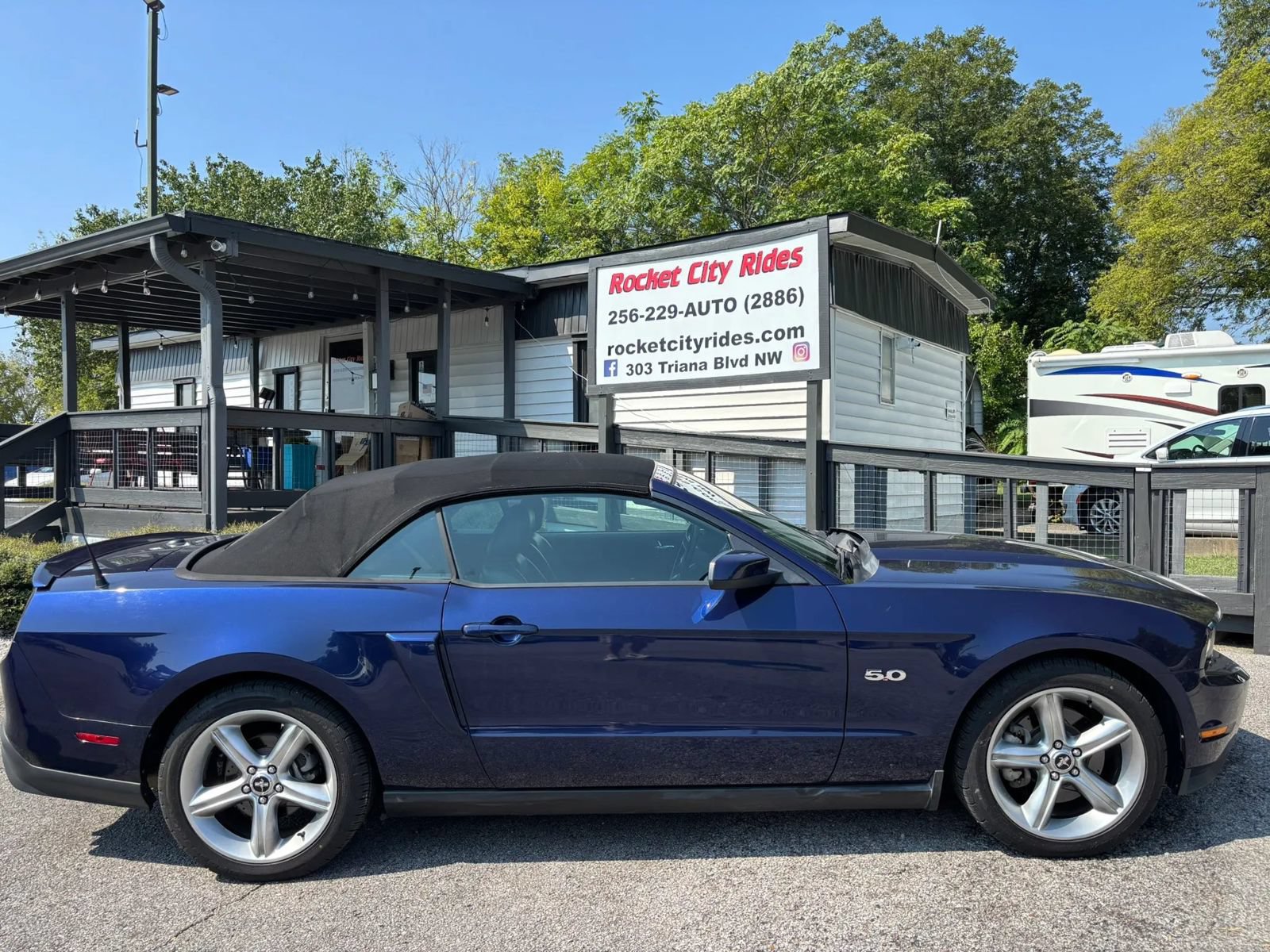 Used 2011 Ford Mustang GT Premium w/ Electronics Pkg RWD image 2