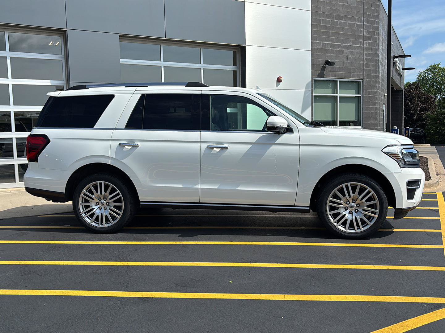 Used 2023 Ford Expedition Limited AWD/4WD image 5