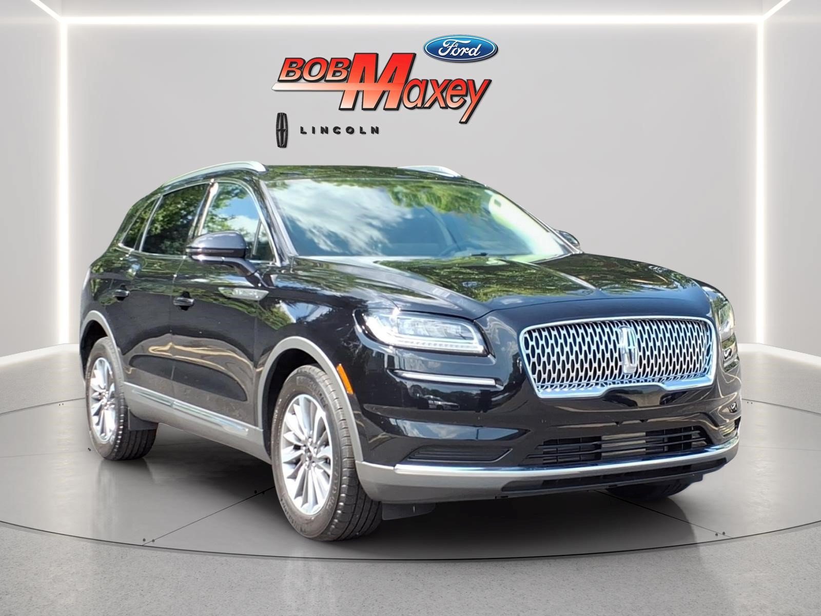 Used 2023 Lincoln Nautilus AWD w/ Premium Package image 3