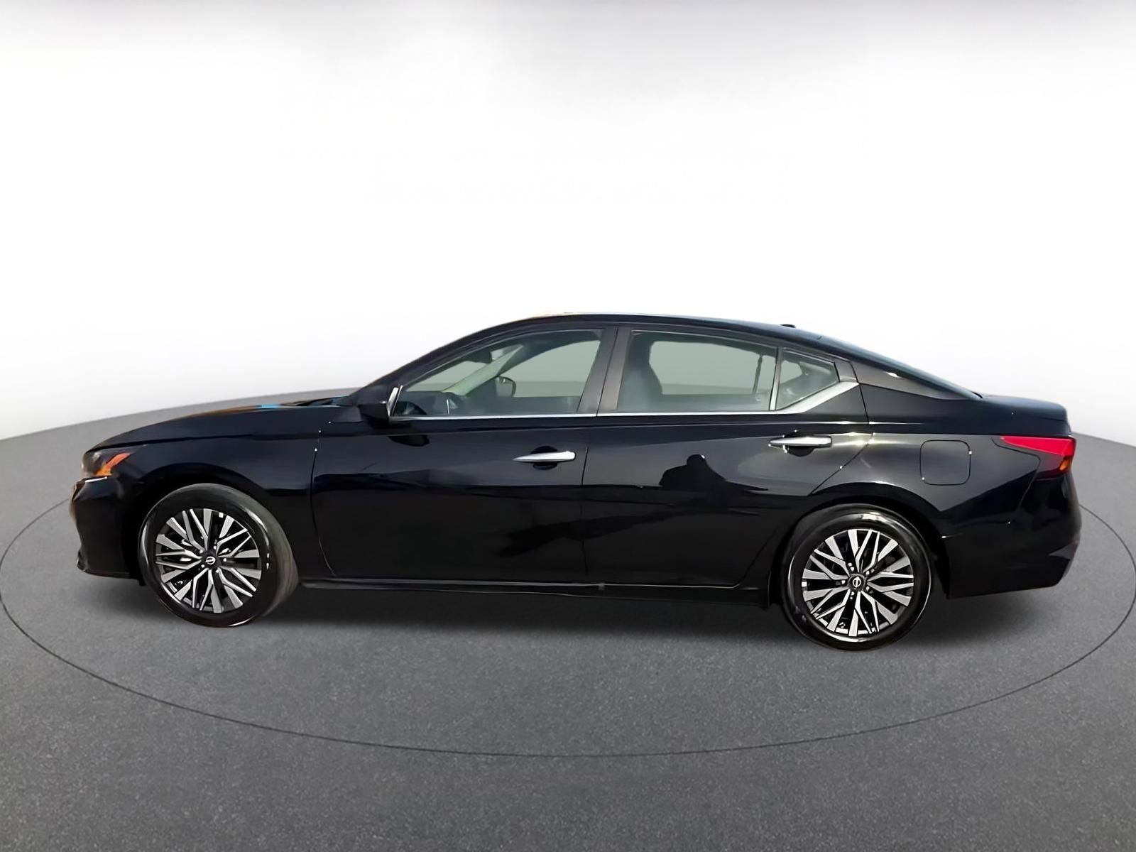 Used 2025 Nissan Altima 2.5 SV image 9