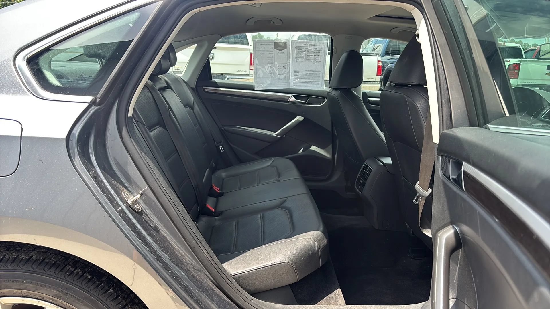 Used 2018 Volkswagen Passat 2.0T SE w/ SE Lighting Package FWD image 15