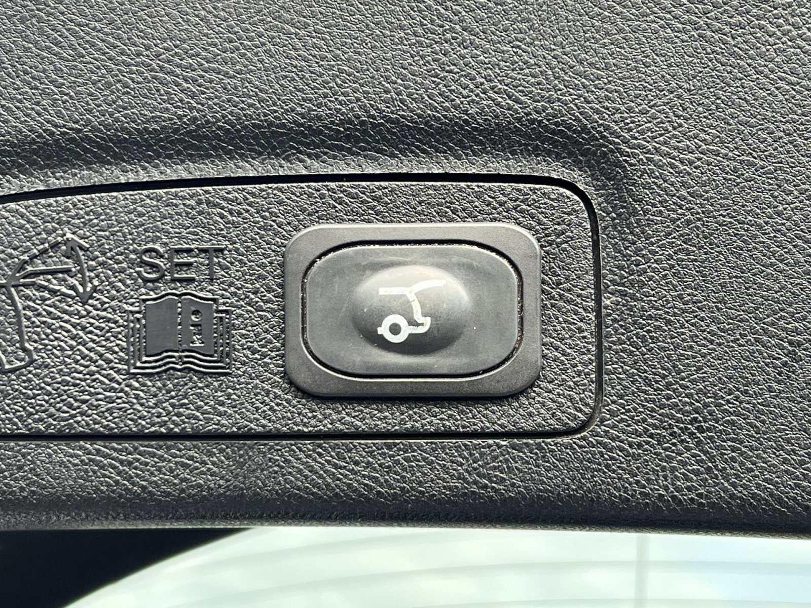 Used 2019 Lincoln MKC Premiere image 25