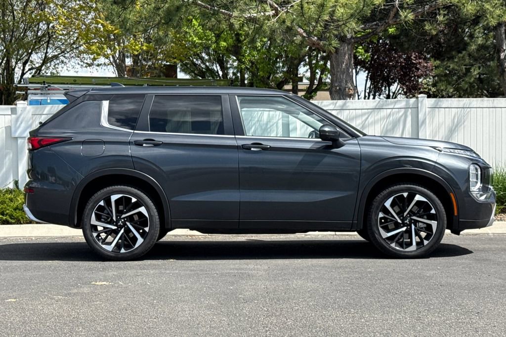 Used 2024 Mitsubishi Outlander SE AWD/4WD image 3