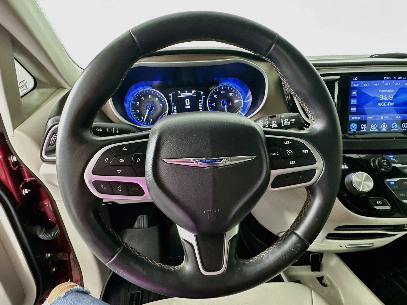 Used 2017 Chrysler Pacifica Touring-L FWD image 12