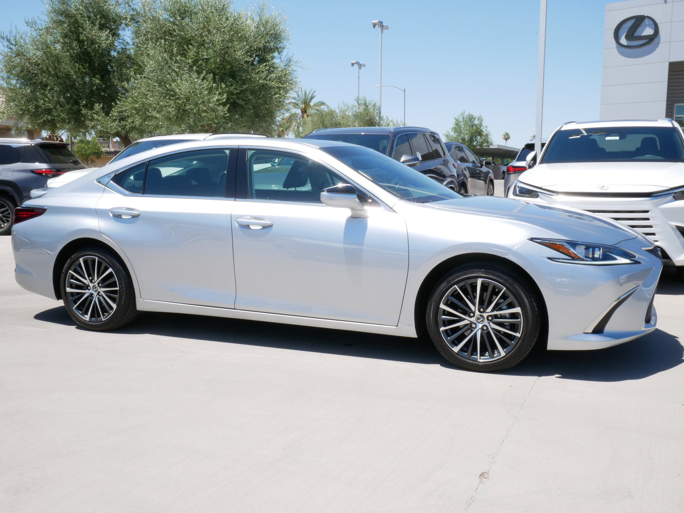 Certified 2025 Lexus ES 300h w/ Premium Package FWD image 15