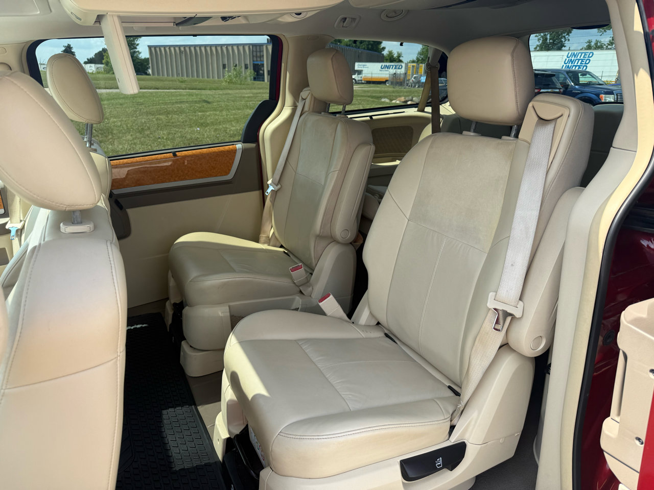 Used 2009 Chrysler Town & Country Limited w/ Entertainment Group #3 image 15