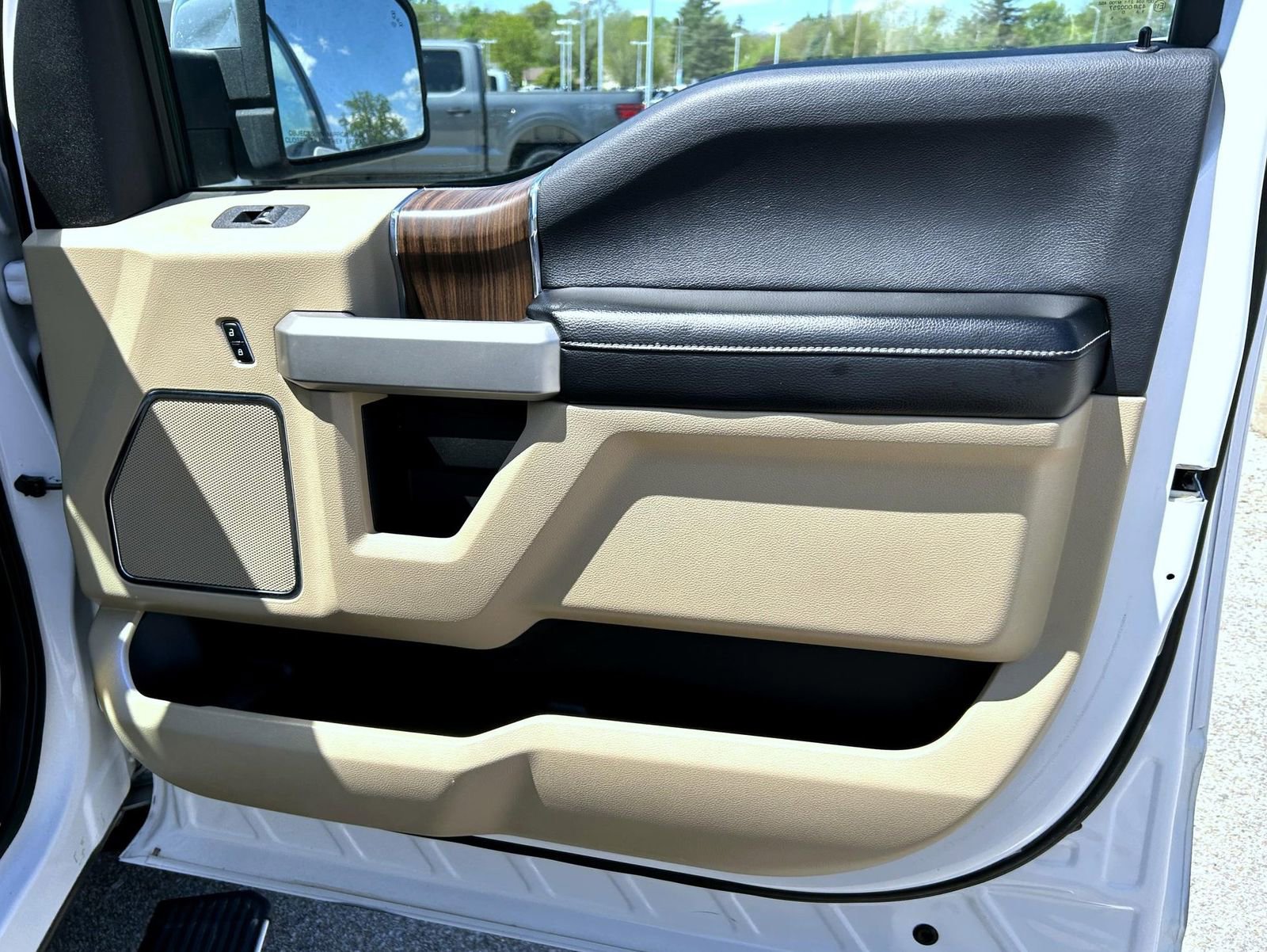 Used 2016 Ford F150 Lariat w/ Equipment Group 502A Luxury AWD/4WD image 16