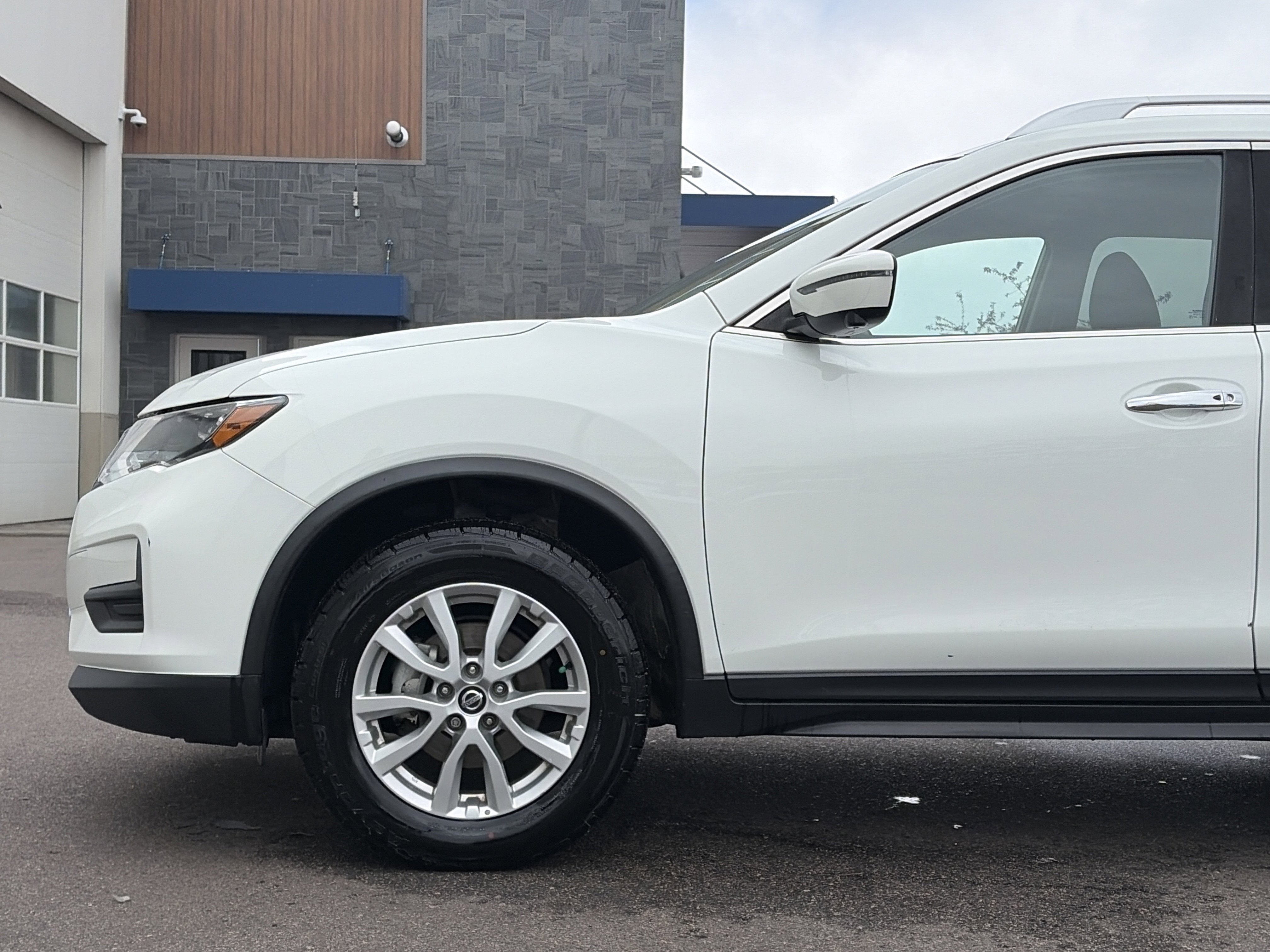 Used 2017 Nissan Rogue SV w/ SV Premium Package AWD/4WD image 10