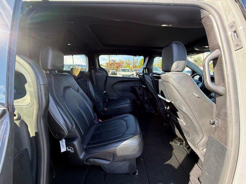 Used 2020 Chrysler Pacifica Touring-L Plus w/ Advanced Safetytec Group FWD image 14