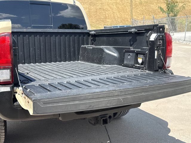 Used 2019 Toyota Tacoma TRD Off-Road AWD/4WD image 8