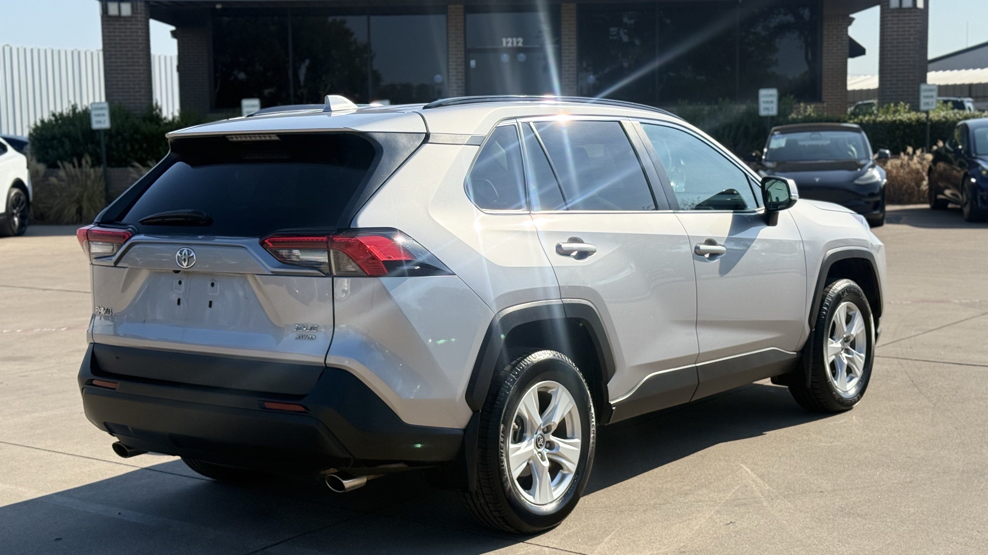 Used 2021 Toyota RAV4 XLE AWD/4WD image 7