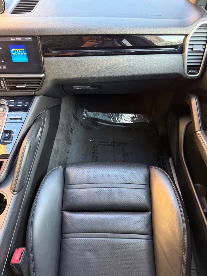 Used 2019 Porsche Cayenne w/ Premium Package image 15