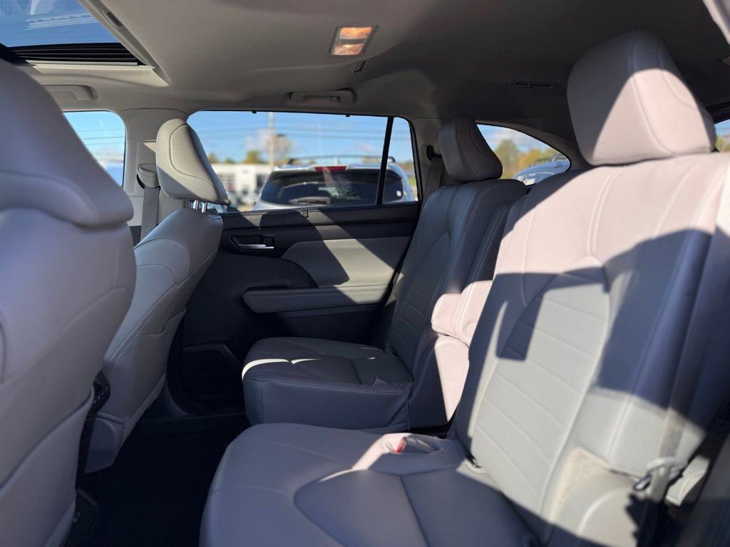 Certified 2025 Toyota Highlander XLE image 8