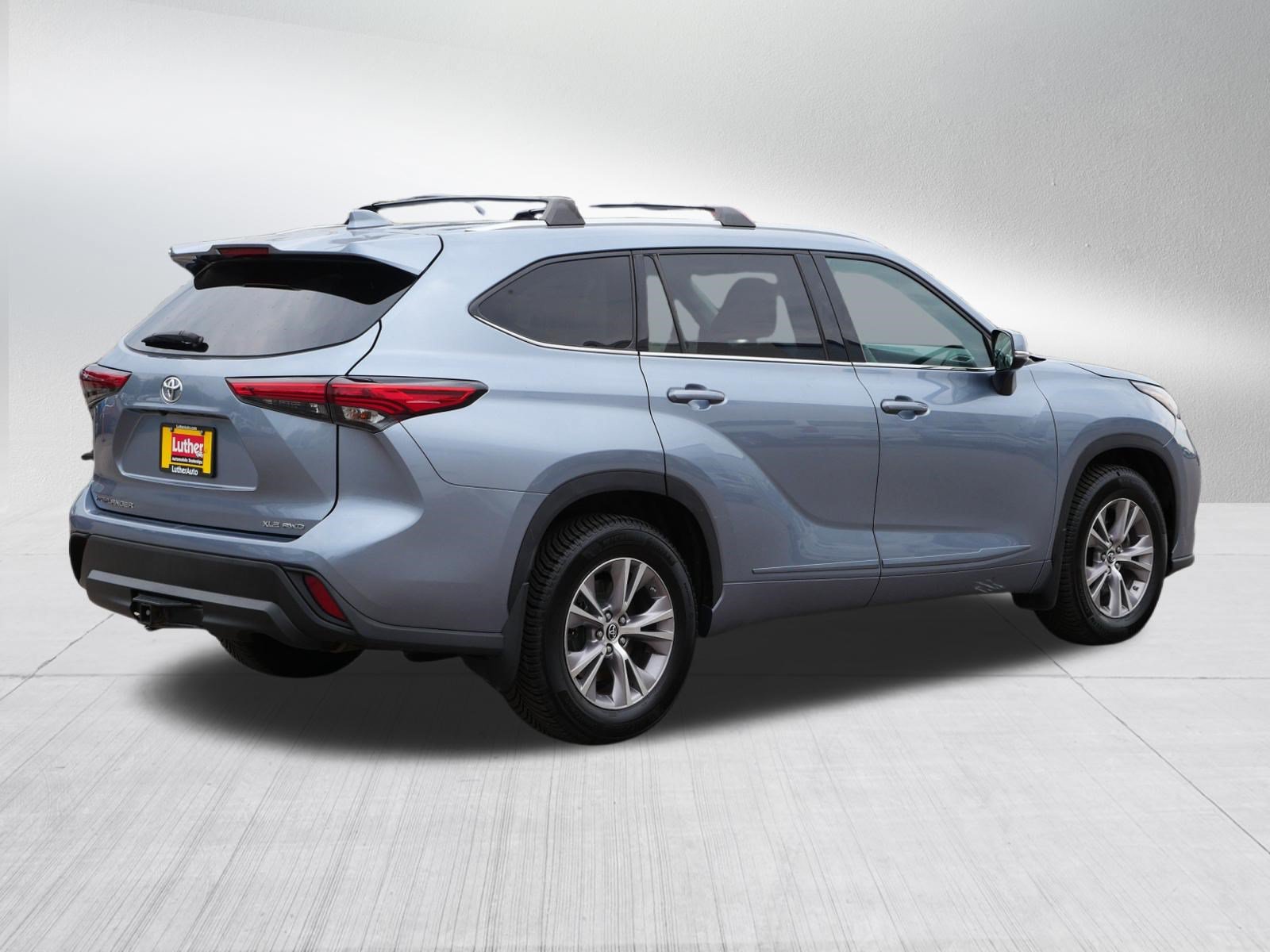 Used 2021 Toyota Highlander XLE AWD/4WD image 7