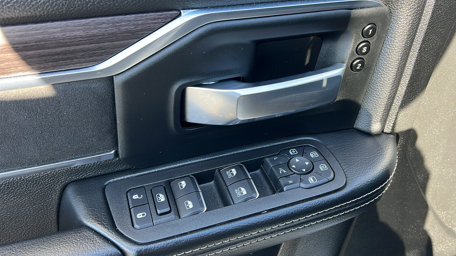 Used 2025 RAM 2500 Laramie AWD/4WD image 18
