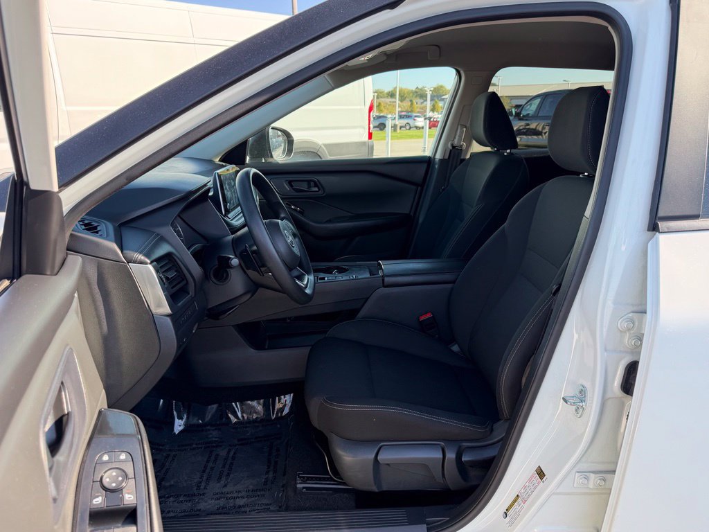 Used 2024 Nissan Rogue S FWD image 12