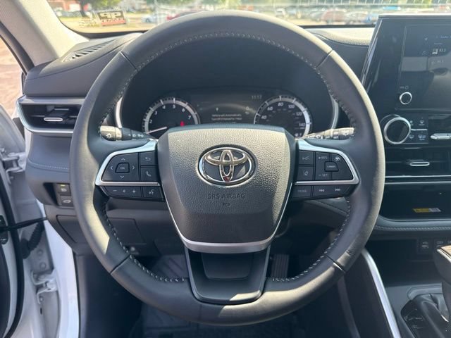 Used 2025 Toyota Highlander XLE FWD image 30