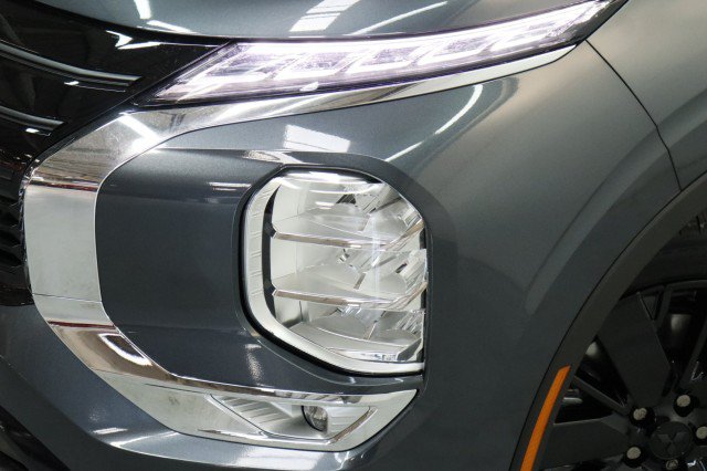 New 2026 Mitsubishi Outlander LE FWD image 2