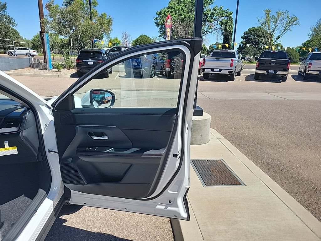 New 2025 Nissan Kicks SR FWD image 17