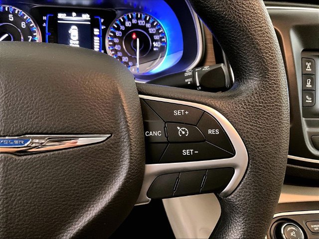 Used 2015 Chrysler 200 Limited FWD image 19