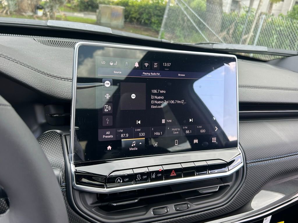 New 2025 Jeep Compass Latitude w/ Sun & Sound Group AWD/4WD image 20